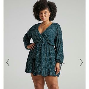 LONG SLEEVE MINI DRESS IN EMERALD SPOT